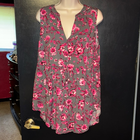 Torrid grey and pink floral hi low blouse sz 00. - Picture 5 of 15